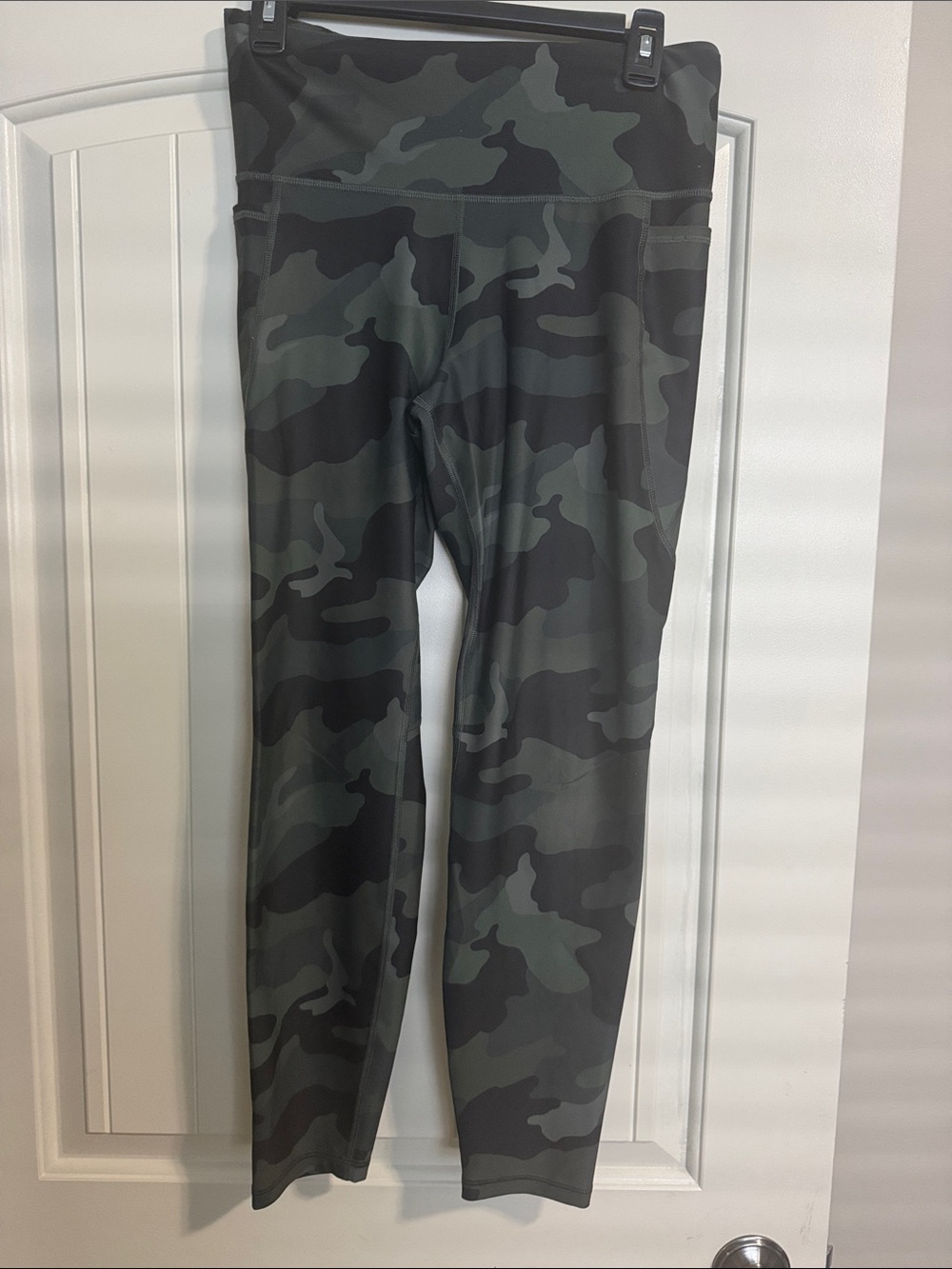 Old Navy Women’s Camo Leggings in Green and Black with pockets